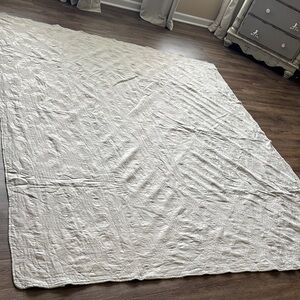Practically New -Gorgeous King Cream quilt with lace detail
